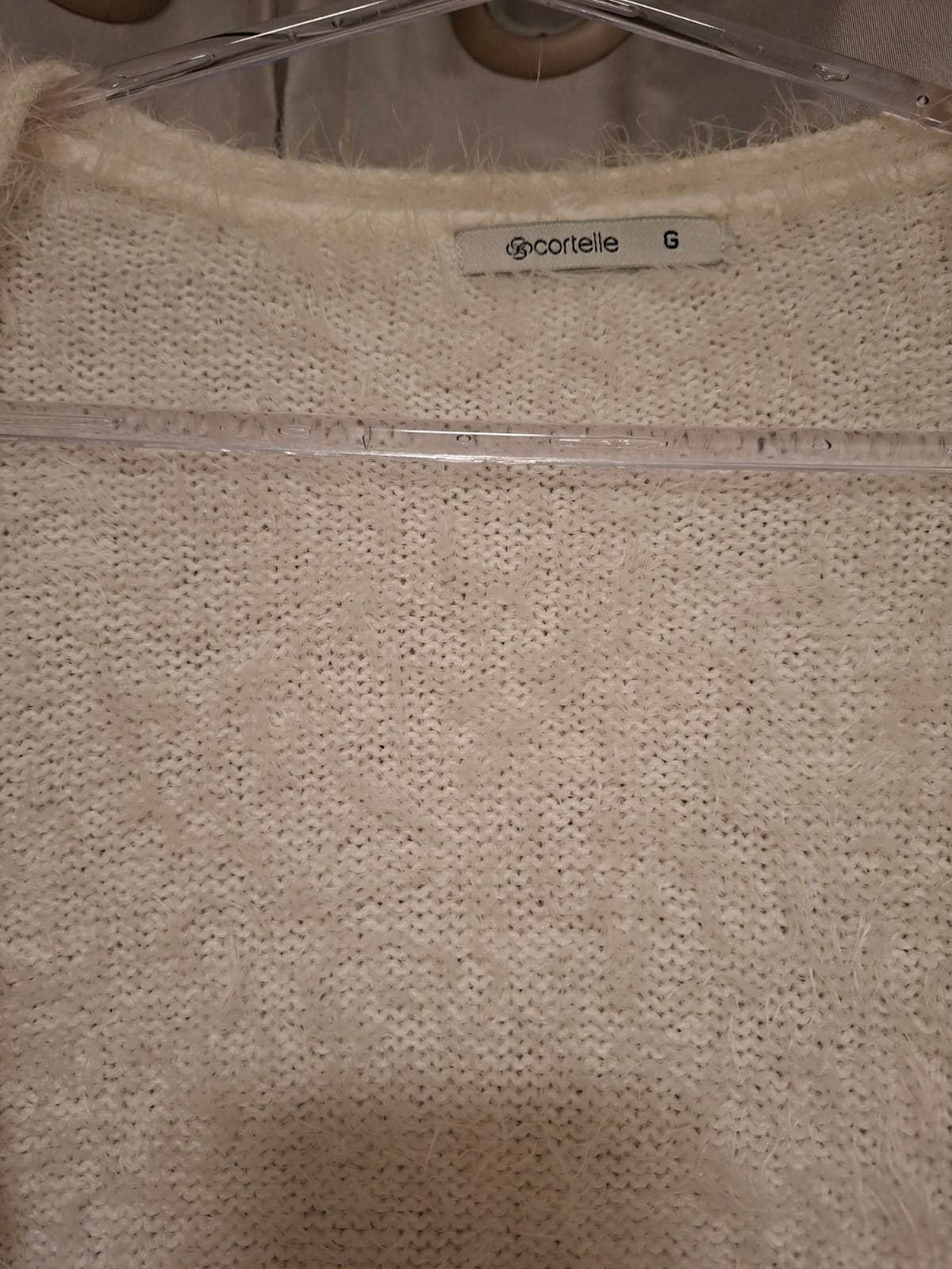 Casaco de lã Cortelle, na cor off, tamanho G( peça smpla),peludinho, com bolso, sem botões, em excelente estado!!!