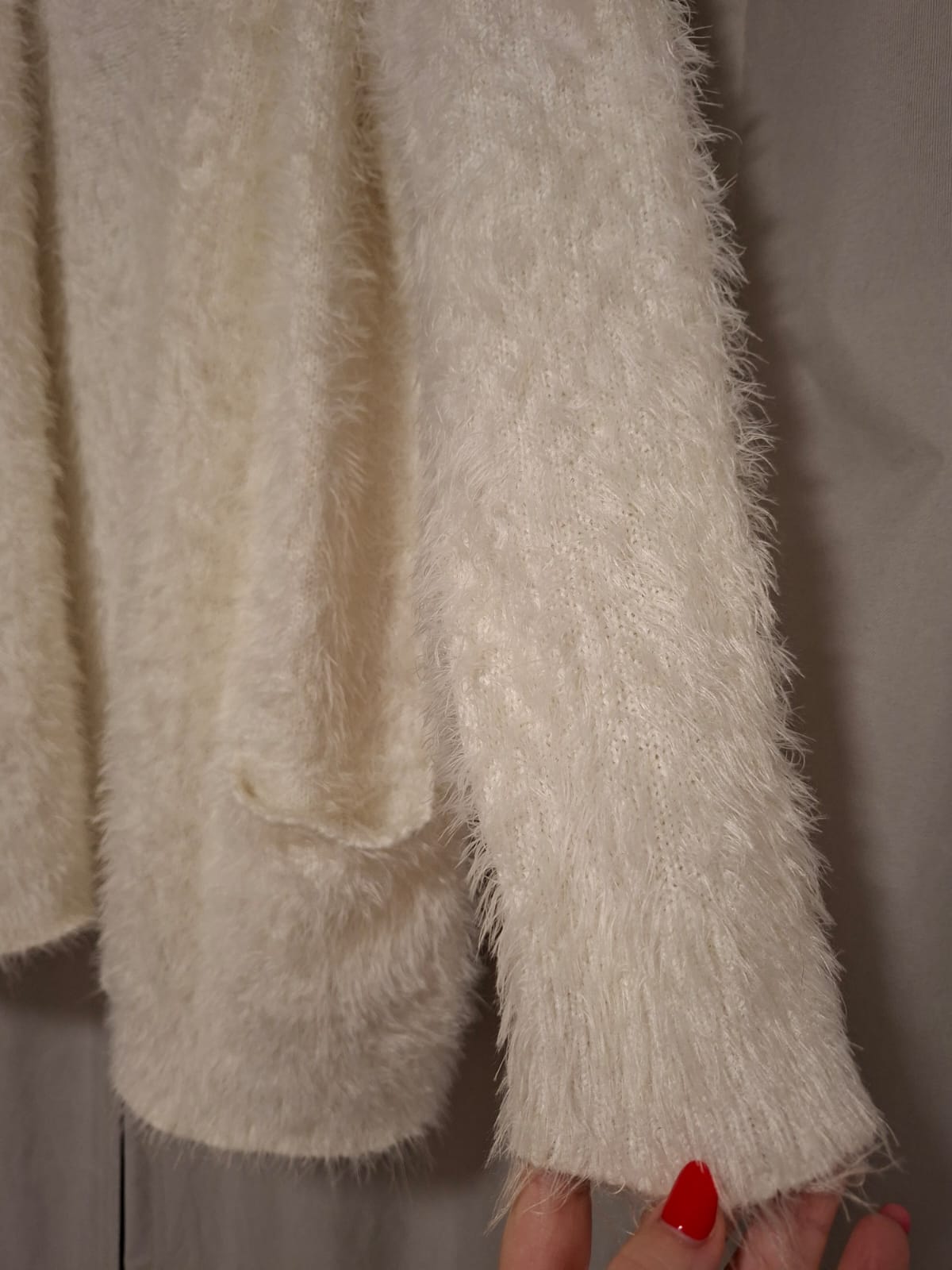 Casaco de lã Cortelle, na cor off, tamanho G( peça smpla),peludinho, com bolso, sem botões, em excelente estado!!!