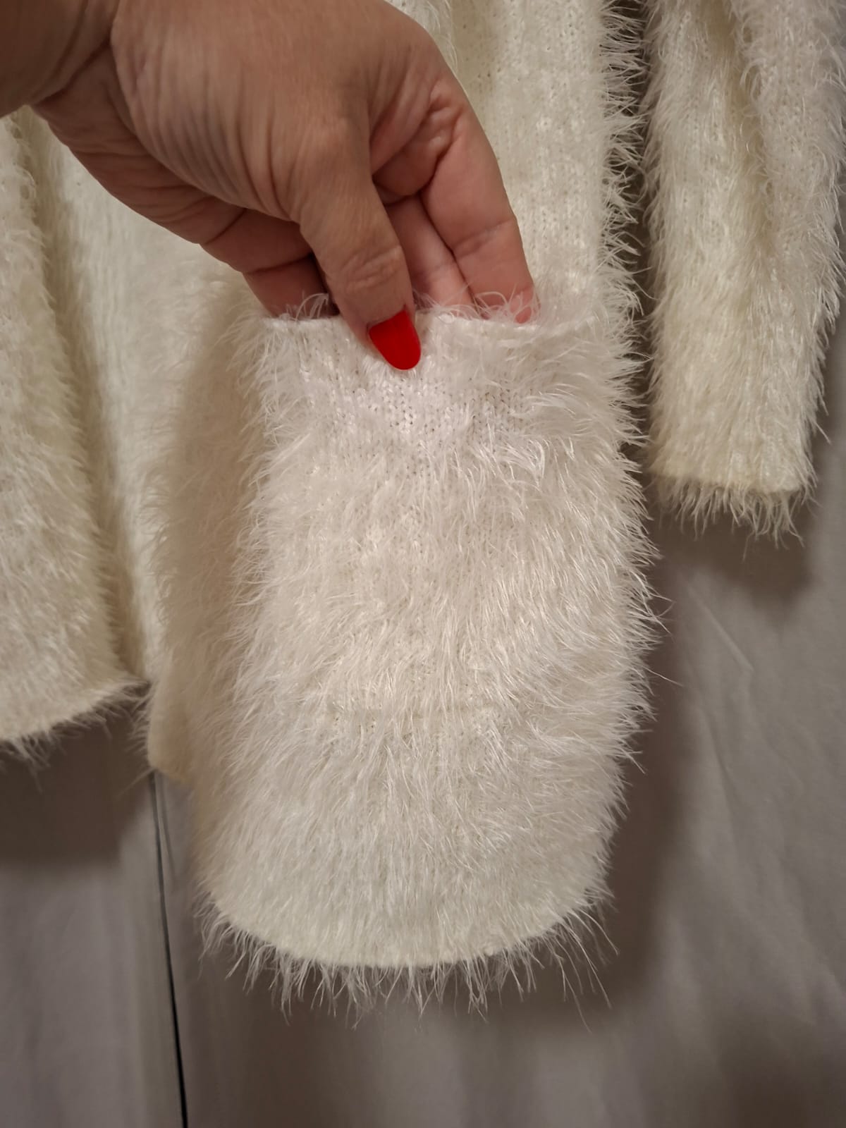 Casaco de lã Cortelle, na cor off, tamanho G( peça smpla),peludinho, com bolso, sem botões, em excelente estado!!!