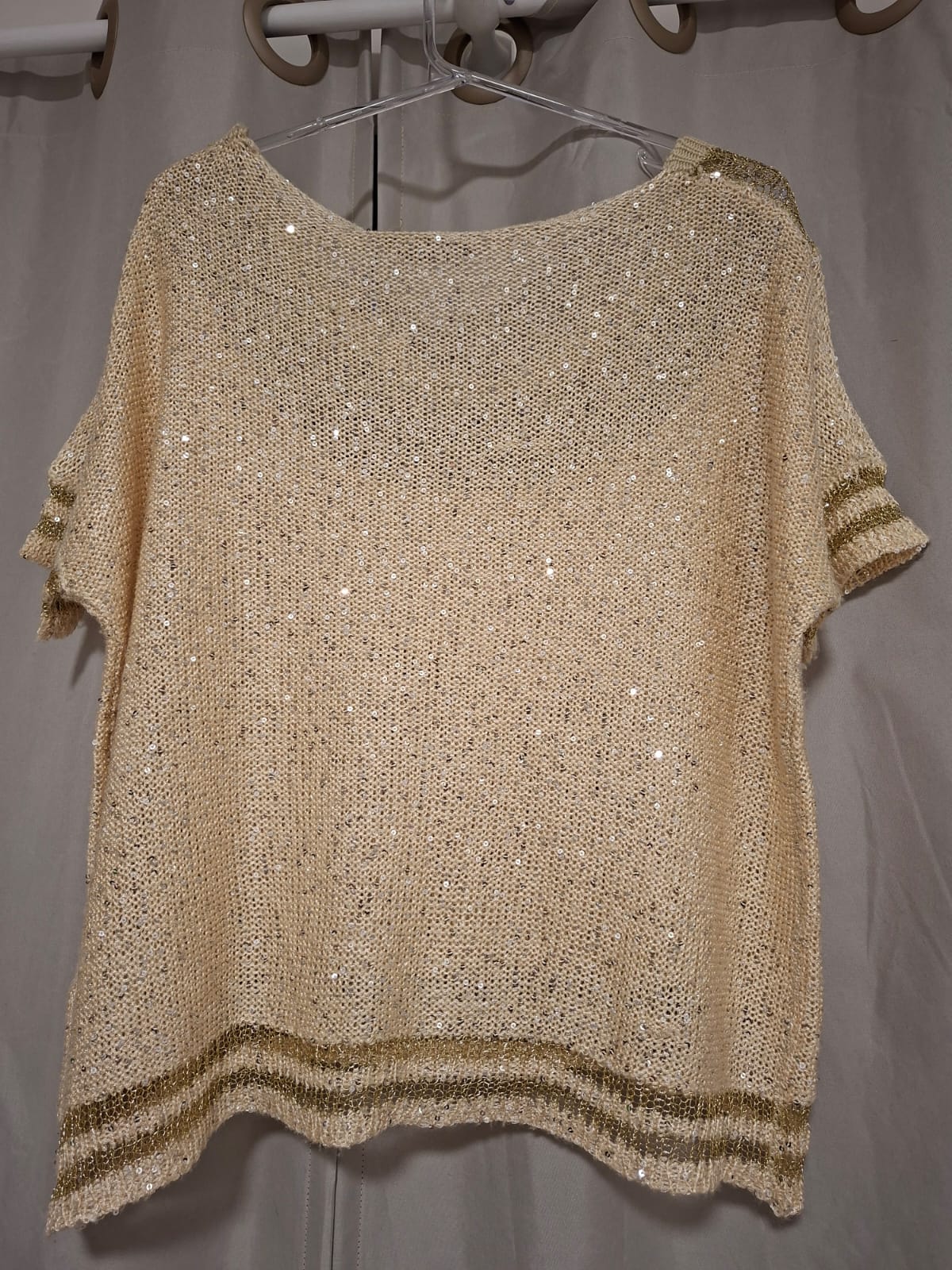 Blusa manga curta em tricô, com fios dourados, tamanho M, lindíssima!!!