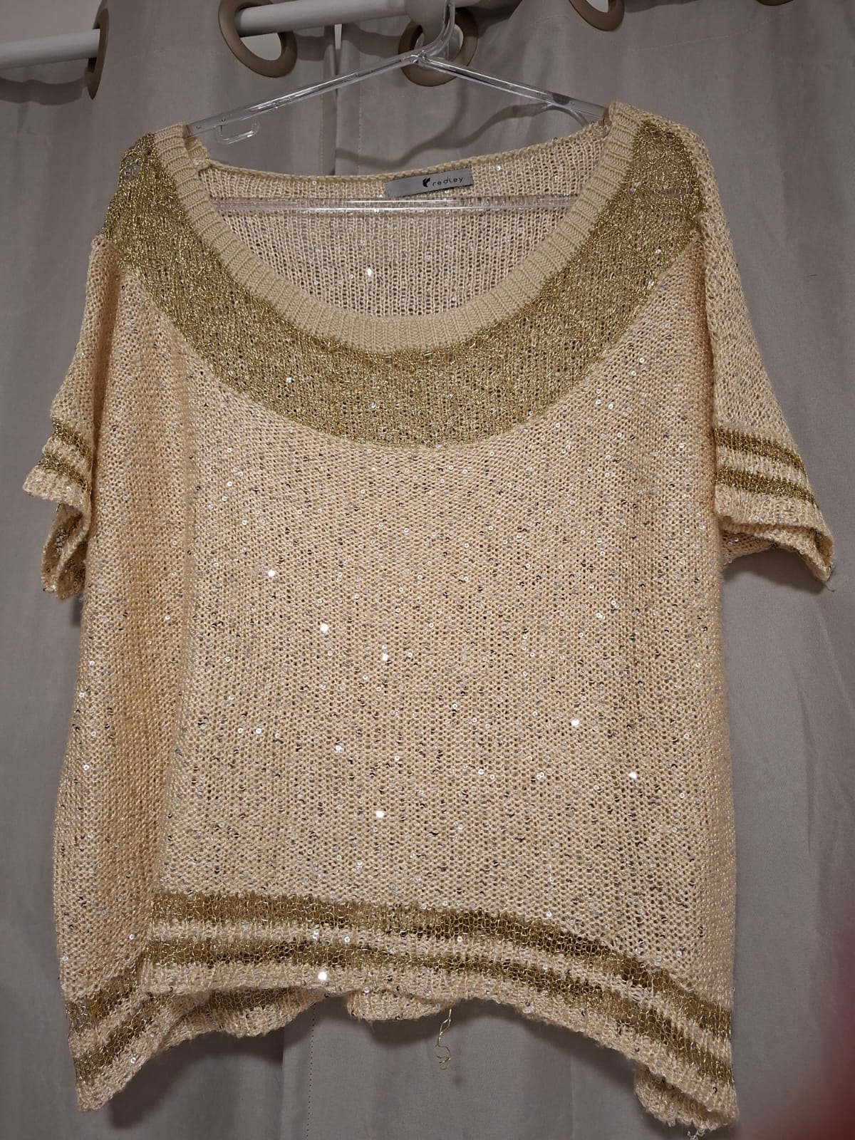 Blusa manga curta em tricô, com fios dourados, tamanho M, lindíssima!!!