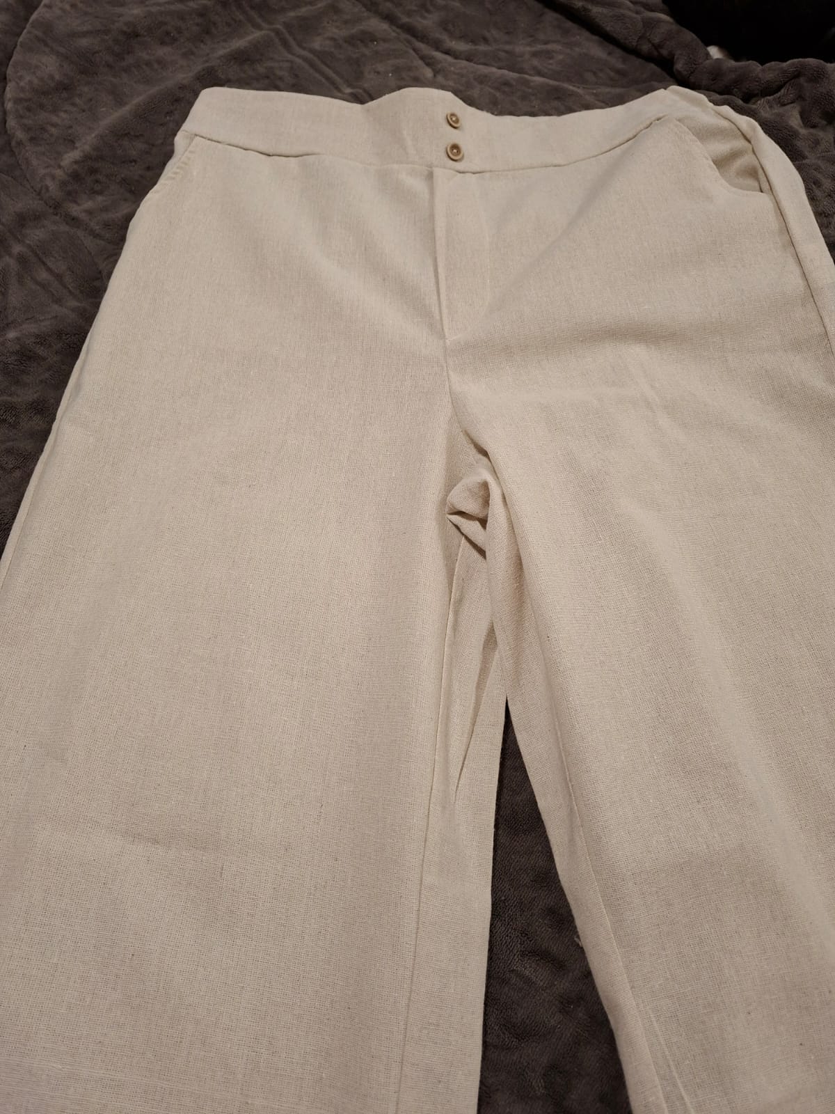 Calça em linho na cor cru, veste 42/44, possui elástico na parte de traz da cintura, peça nova!!!