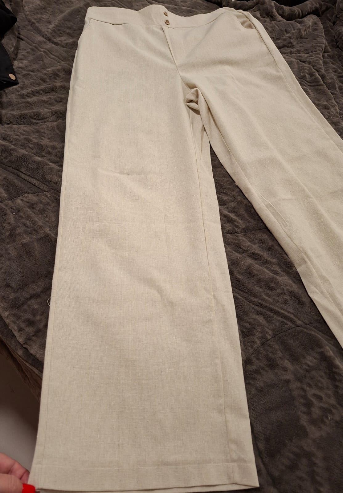 Calça em linho na cor cru, veste 42/44, possui elástico na parte de traz da cintura, peça nova!!!