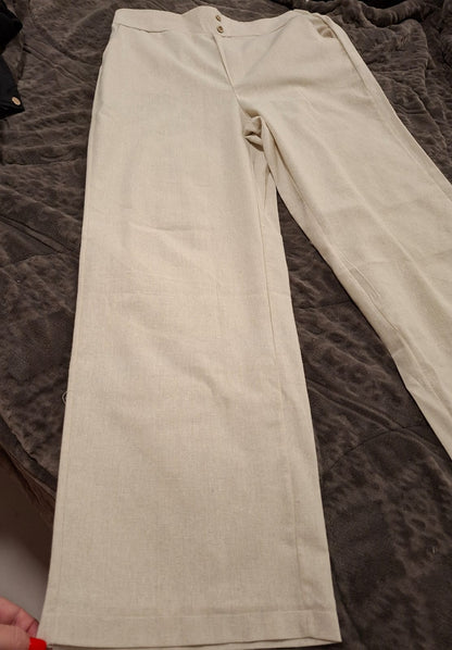 Calça em linho na cor cru, veste 42/44, possui elástico na parte de traz da cintura, peça nova!!!