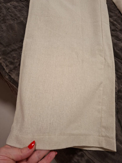 Calça em linho na cor cru, veste 42/44, possui elástico na parte de traz da cintura, peça nova!!!