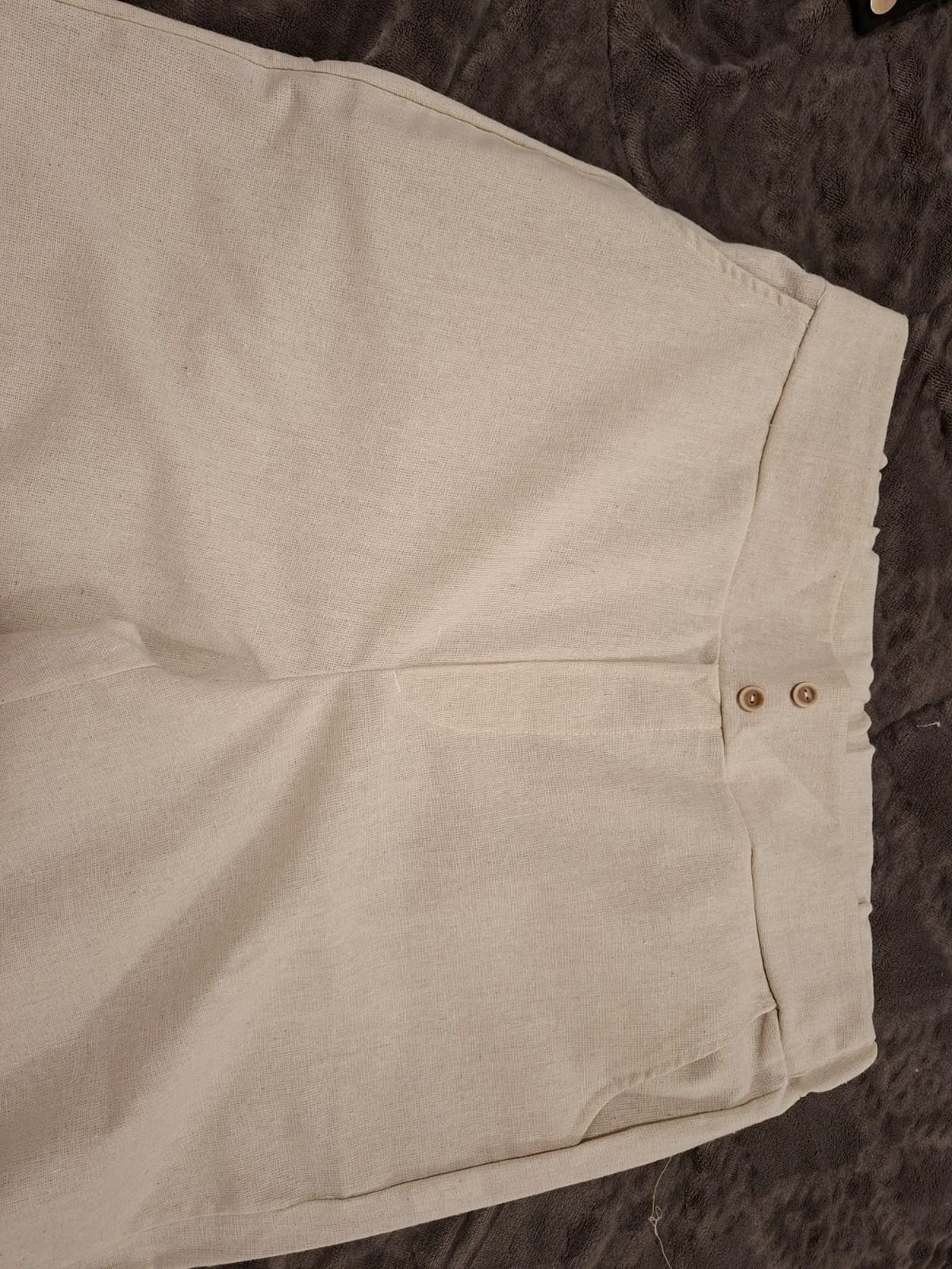 Calça em linho na cor cru, veste 42/44, possui elástico na parte de traz da cintura, peça nova!!!