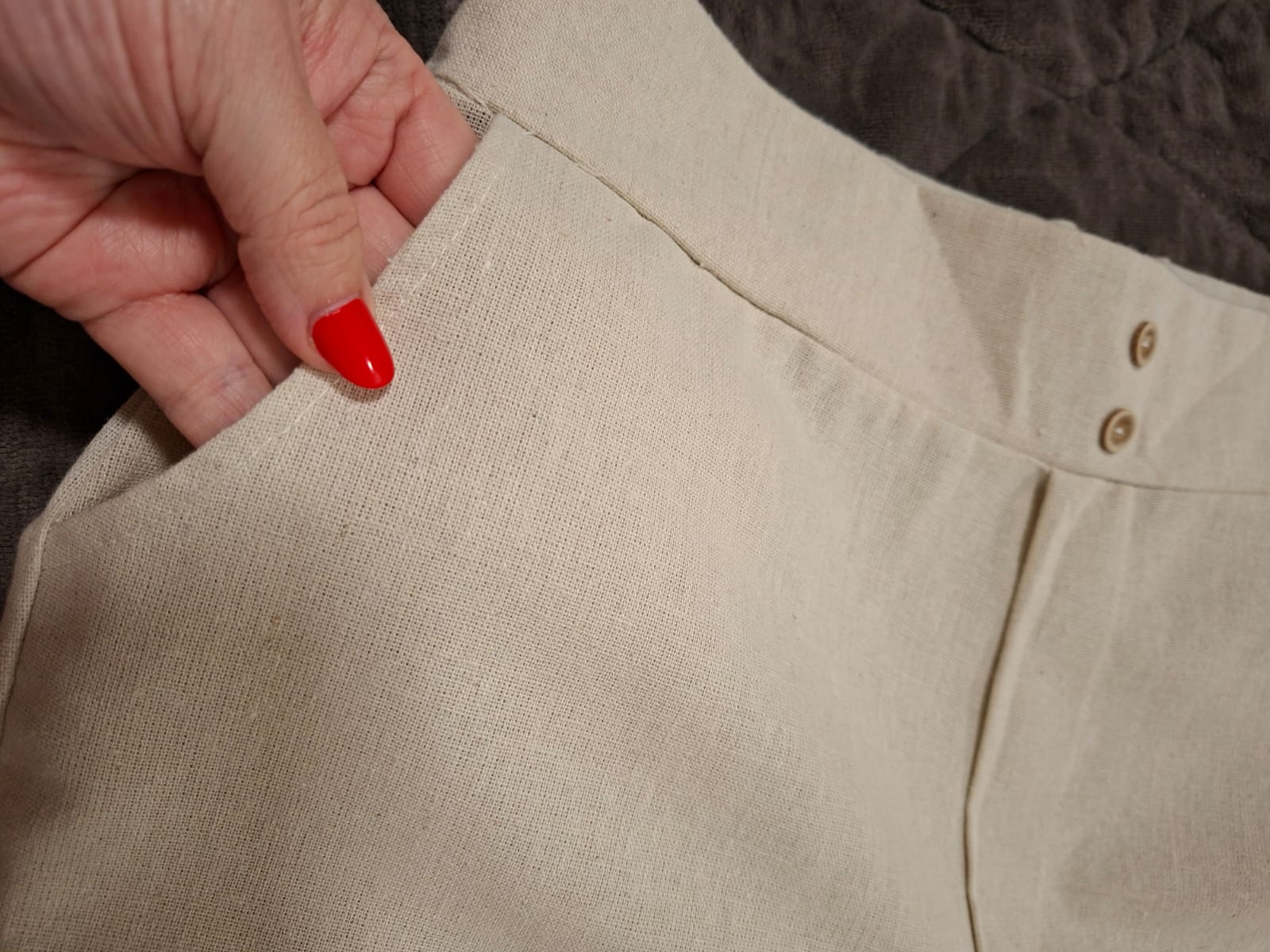 Calça em linho na cor cru, veste 42/44, possui elástico na parte de traz da cintura, peça nova!!!