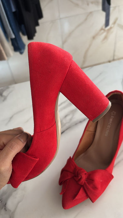 Scarpin vermelho veludo laço. Sem marcas de uso