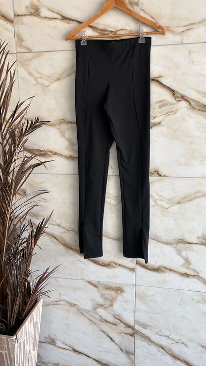 Calça leggings preta pelúciaada abertura perna