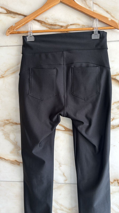 Calça preta estilo Prada super aperta a barriga