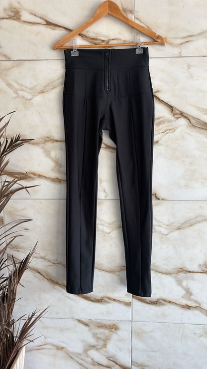 Calça preta estilo Prada super aperta a barriga