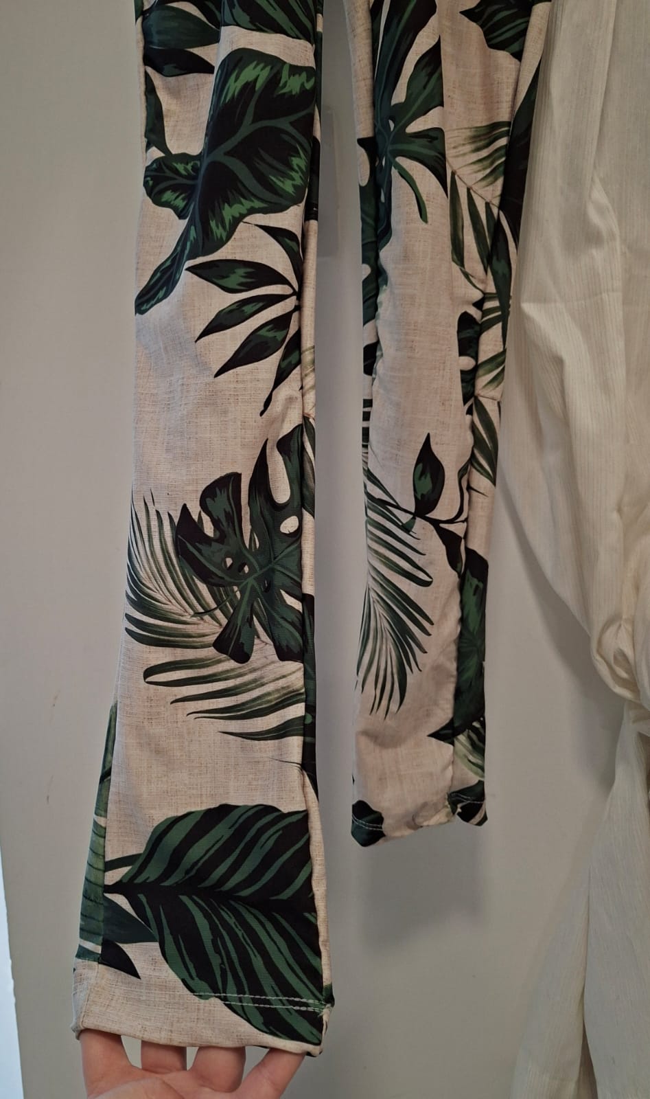 Macacão lindíssimo com fundo creme e estampa de folhas, veste um tamanho P/M