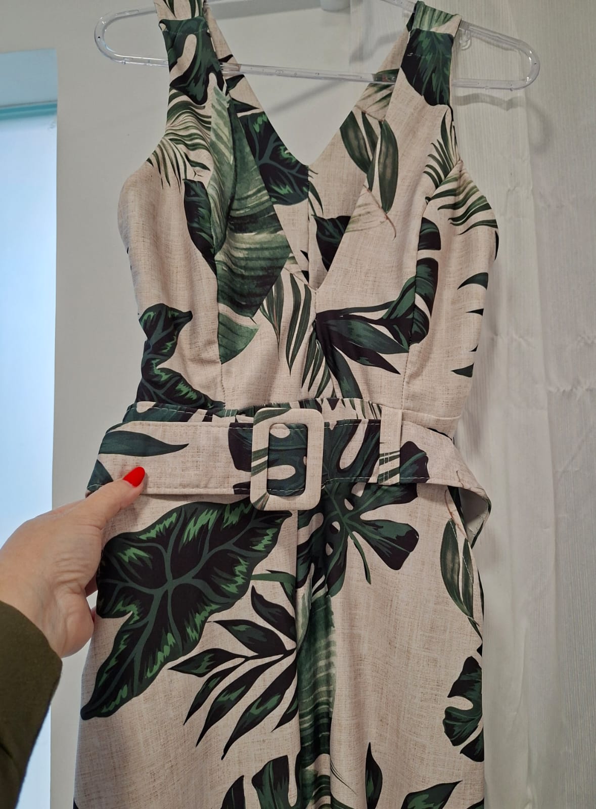 Macacão lindíssimo com fundo creme e estampa de folhas, veste um tamanho P/M