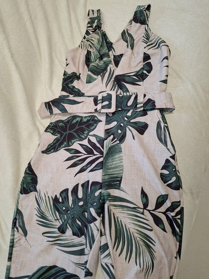 Macacão lindíssimo com fundo creme e estampa de folhas, veste um tamanho P/M