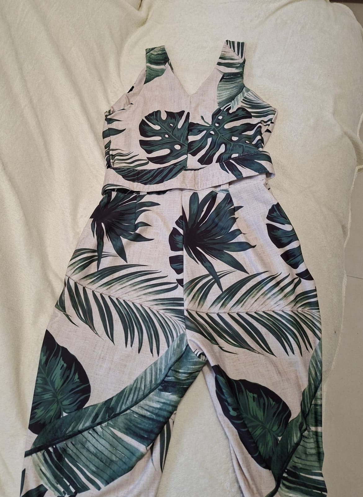 Macacão lindíssimo com fundo creme e estampa de folhas, veste um tamanho P/M