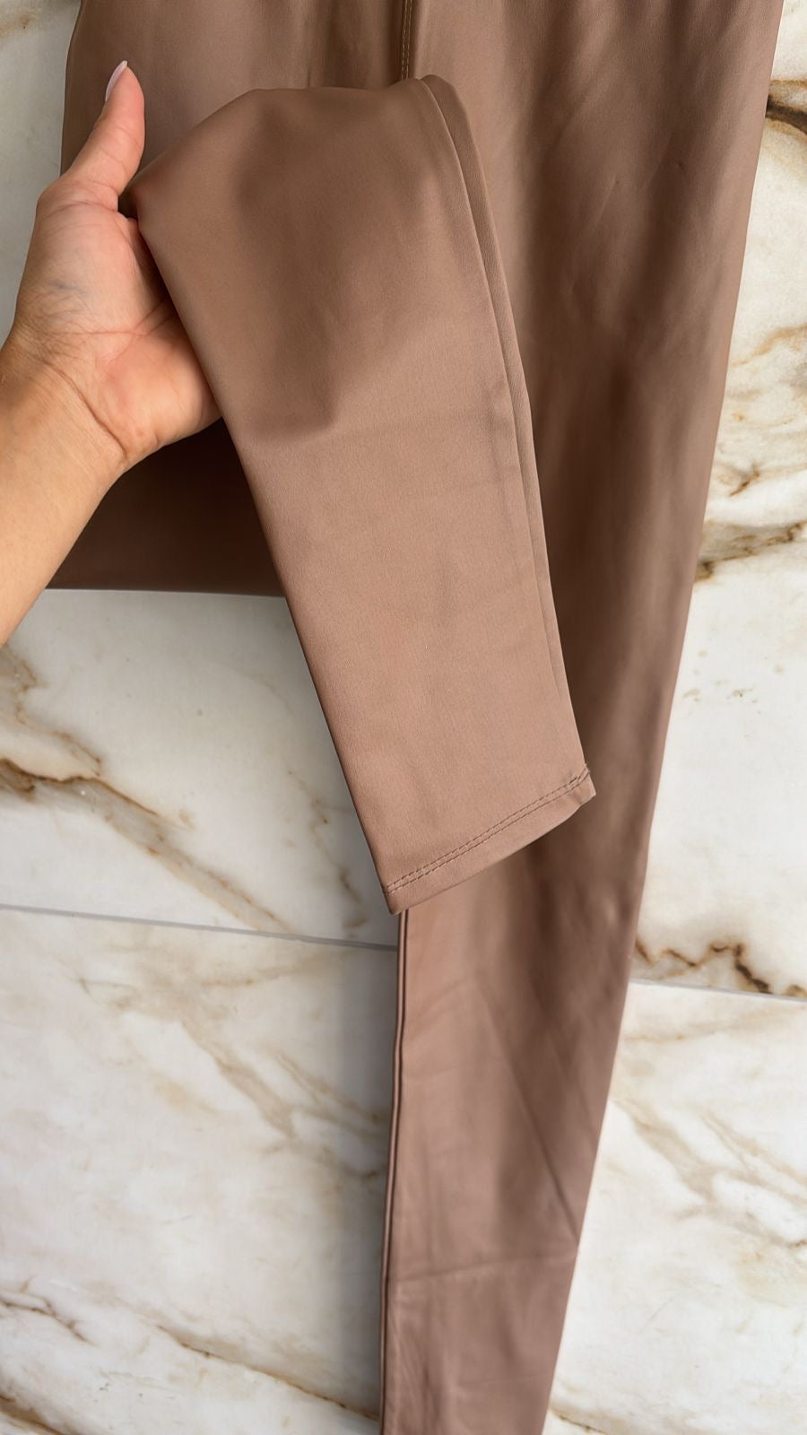 Calça leggings em cirré dourada