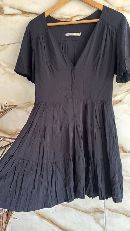 Vestido curto preto manga princesa