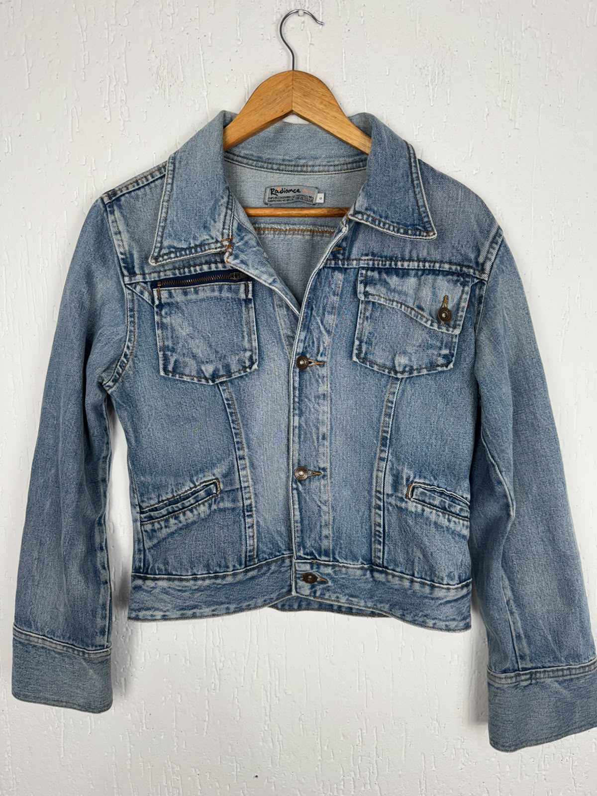 Jaqueta Jeans Estonada com Bolsos Utilitários – Azul Claro Tamanho M