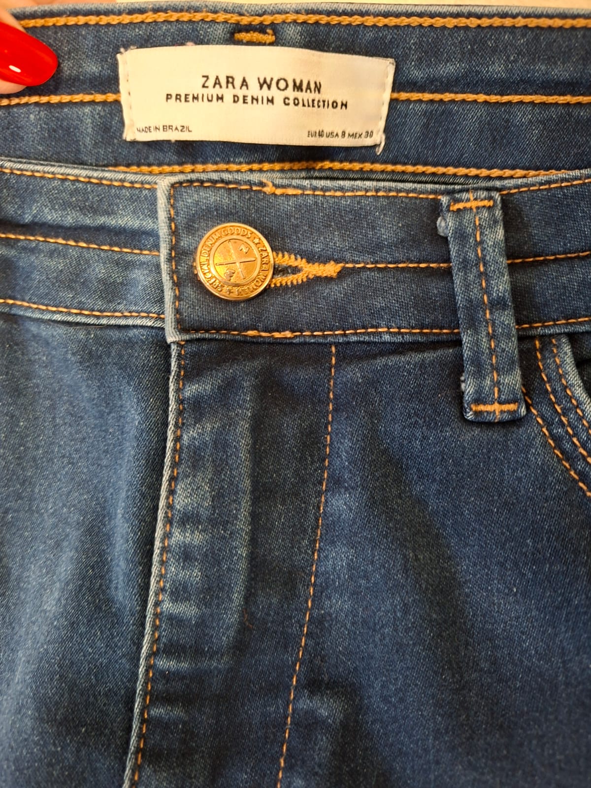 Calça jeans feminina Zara em lavagem azul escura clássica, tamanho 40