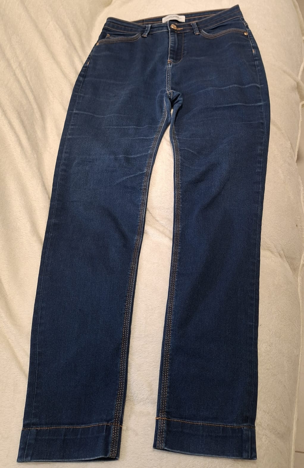Calça jeans feminina Zara em lavagem azul escura clássica, tamanho 40