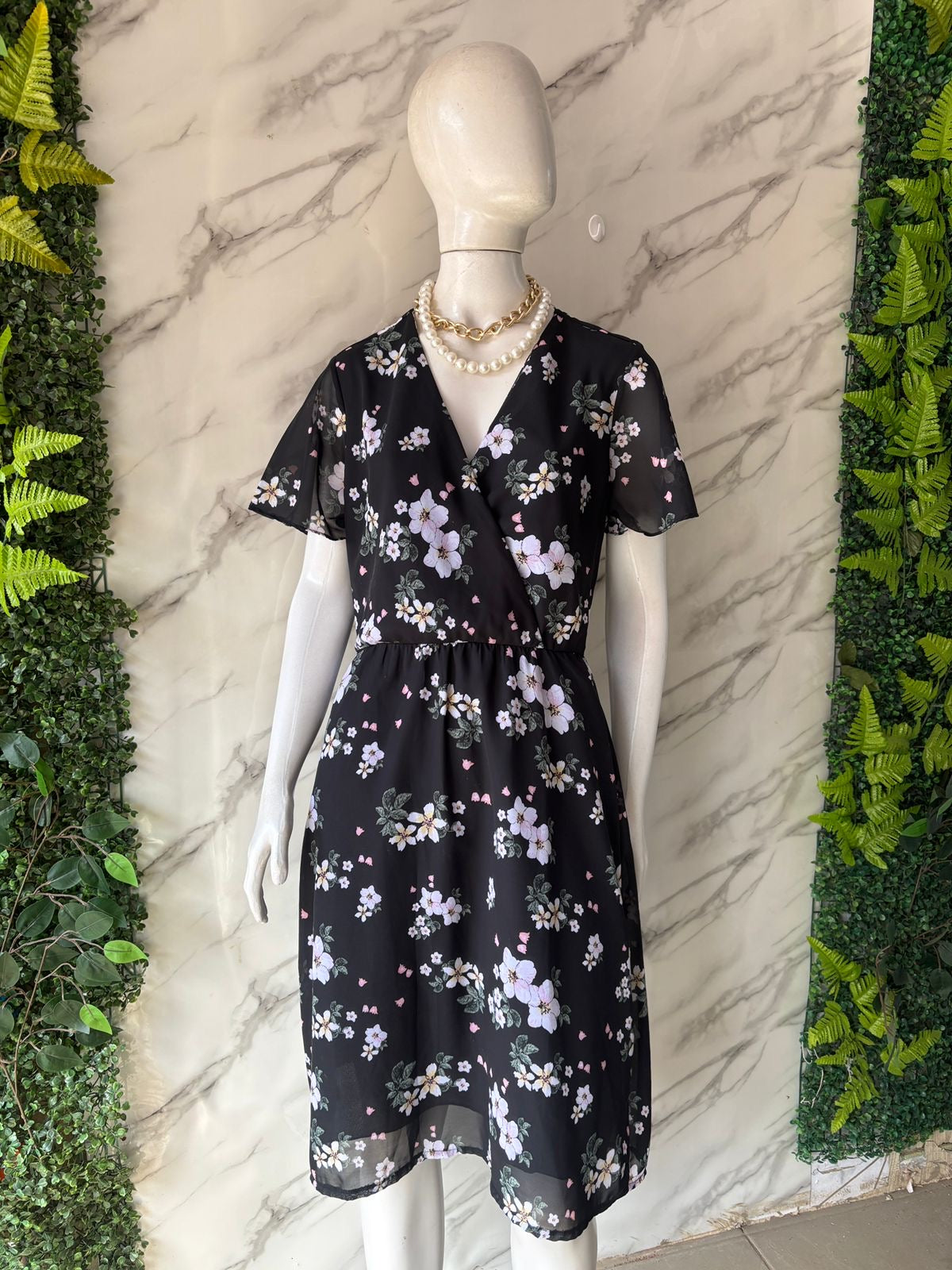 Vestido mide flores coloridas. Forrado
