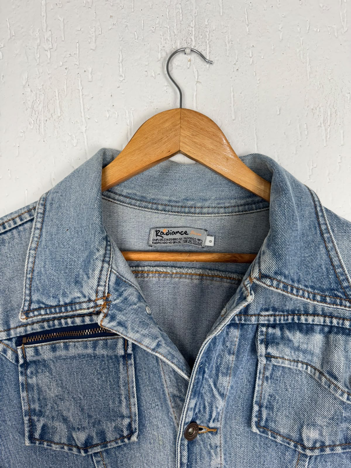 Jaqueta Jeans Estonada com Bolsos Utilitários – Azul Claro Tamanho M