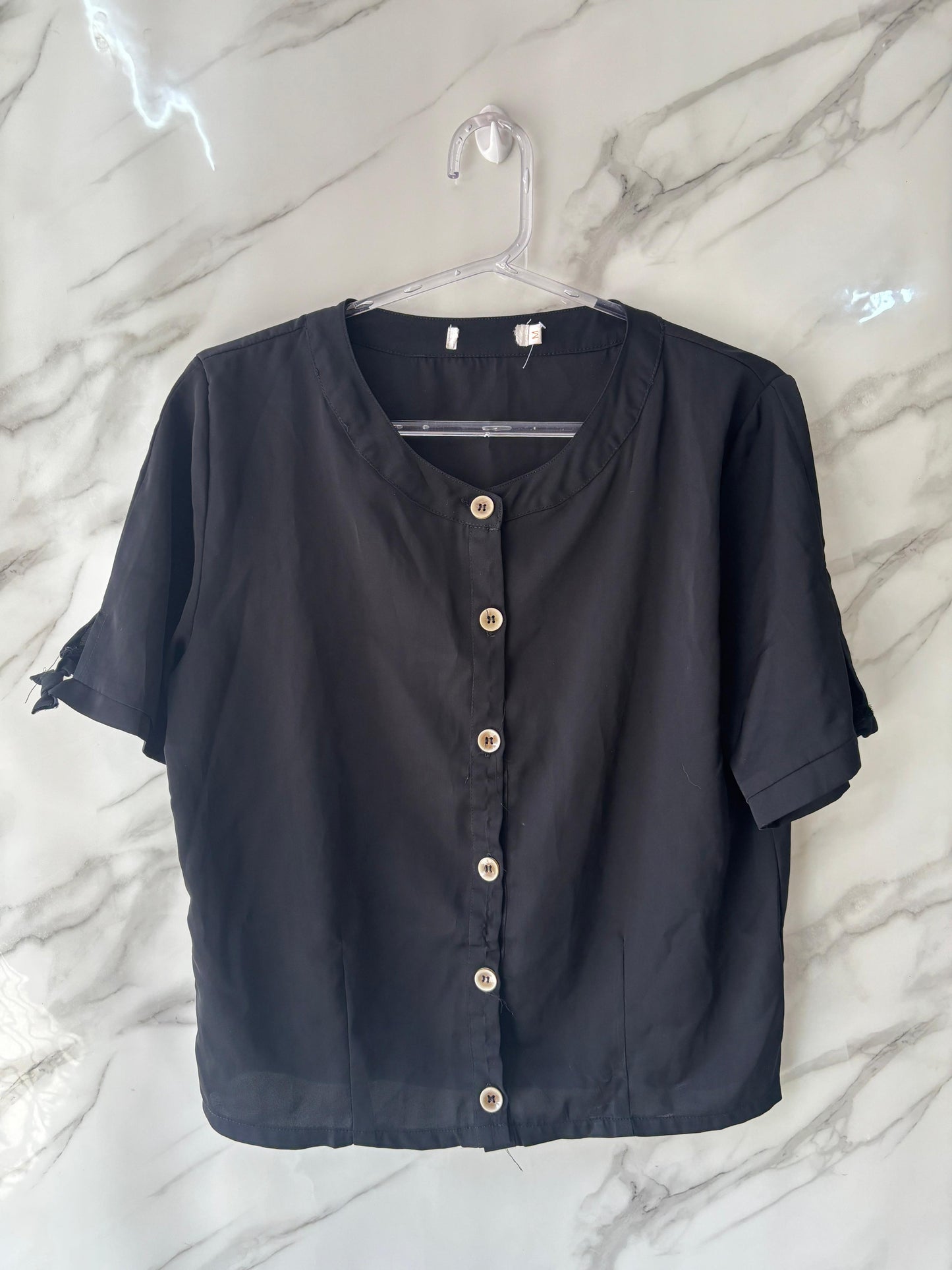 Blusa Estilo Cropped Preta com Botões Dourados – Manga Curta com Amarração
