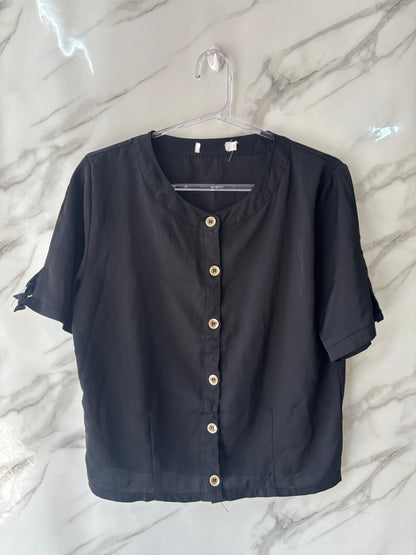 Blusa Estilo Cropped Preta com Botões Dourados – Manga Curta com Amarração