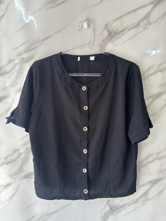 Blusa Estilo Cropped Preta com Botões Dourados – Manga Curta com Amarração