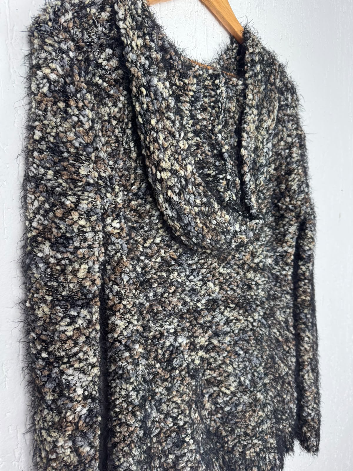 Blusa de Frio em Tricô Bouclé com Capuz Tamanho G/GG