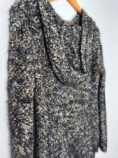 Blusa de Frio em Tricô Bouclé com Capuz Tamanho G/GG