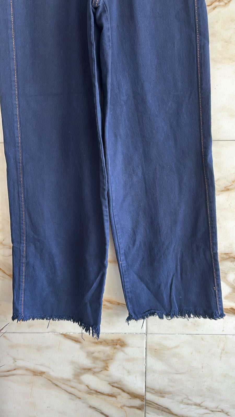 Calça jeans wide leg detalhes nos bolsos frontais