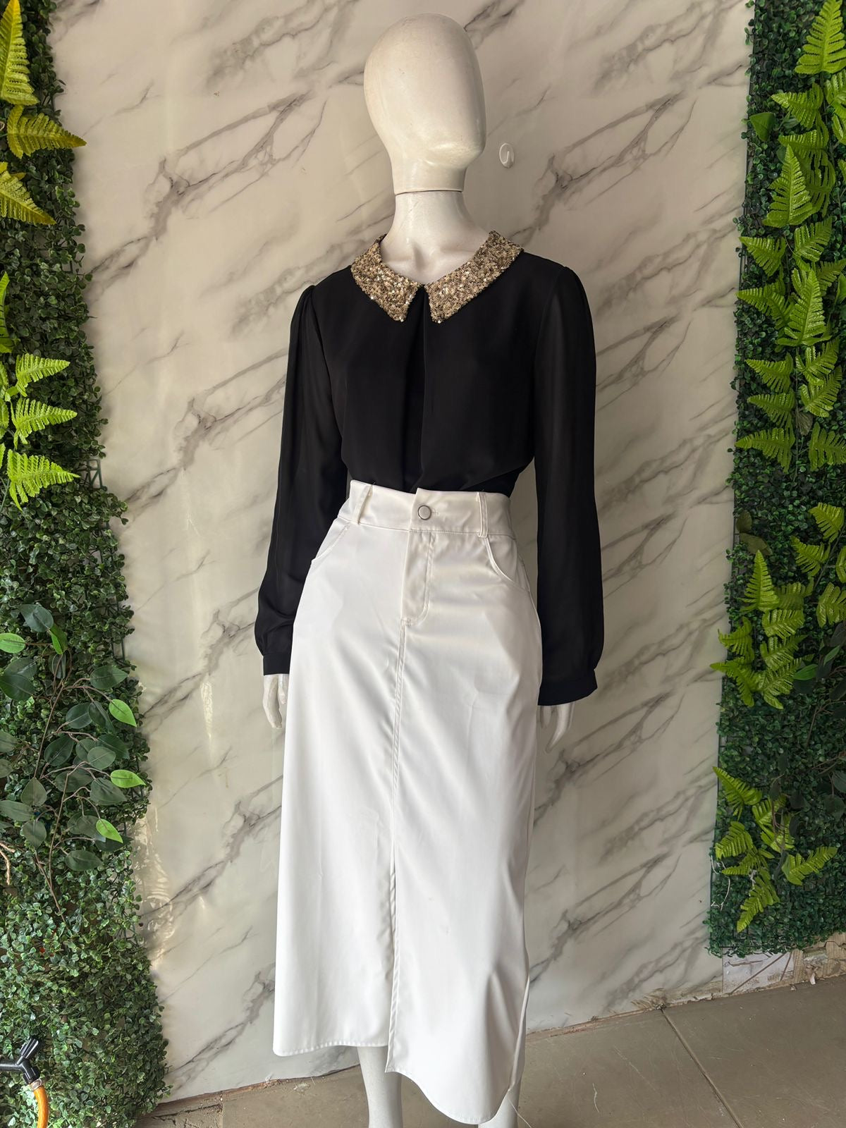 Look completo com camisa detalhes paetês gola preta em crepe TAM 38. Saia mide branca no courino forrada TAM M