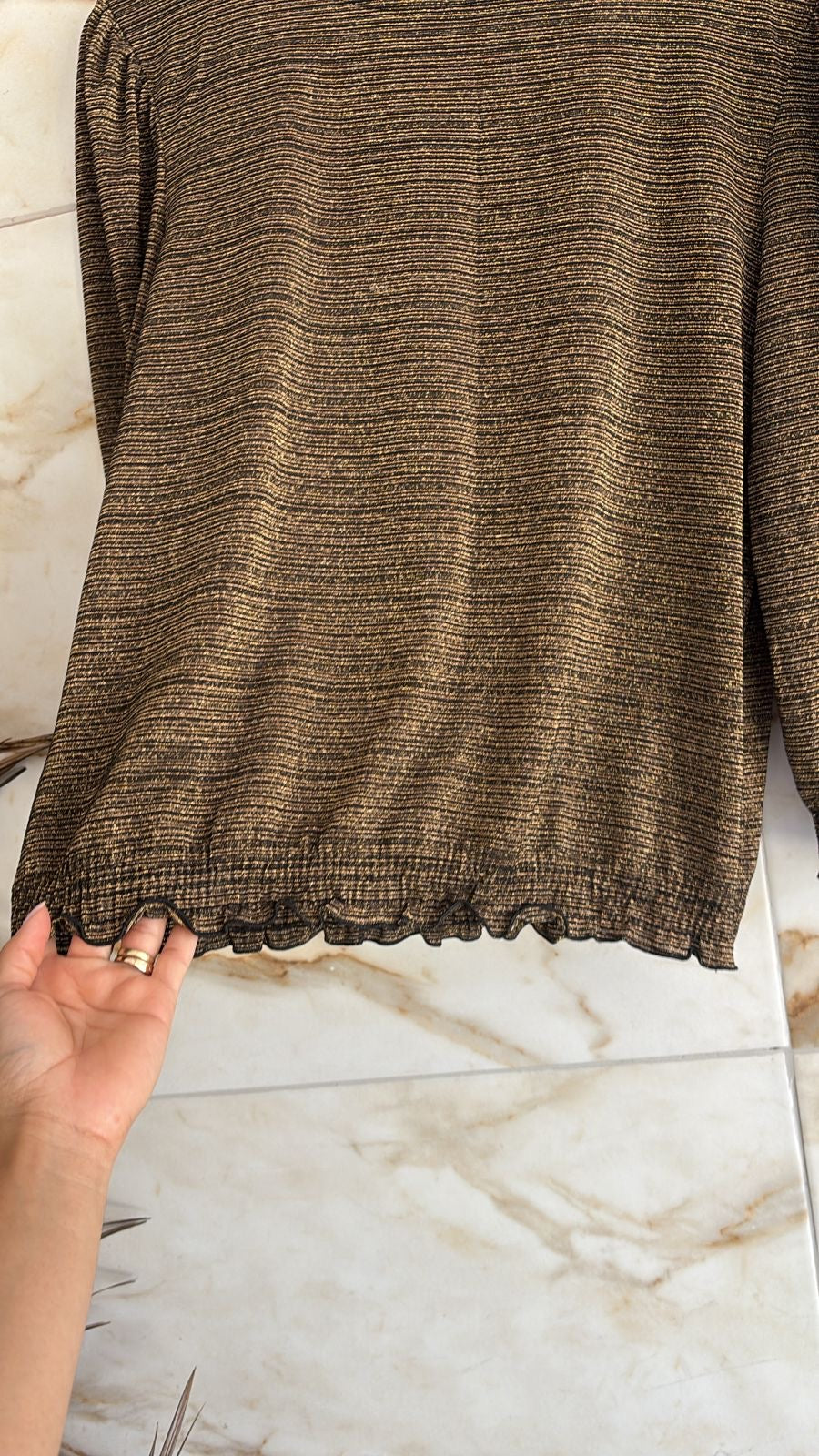 Blusa em lurex dourado elástico na cintura e braços