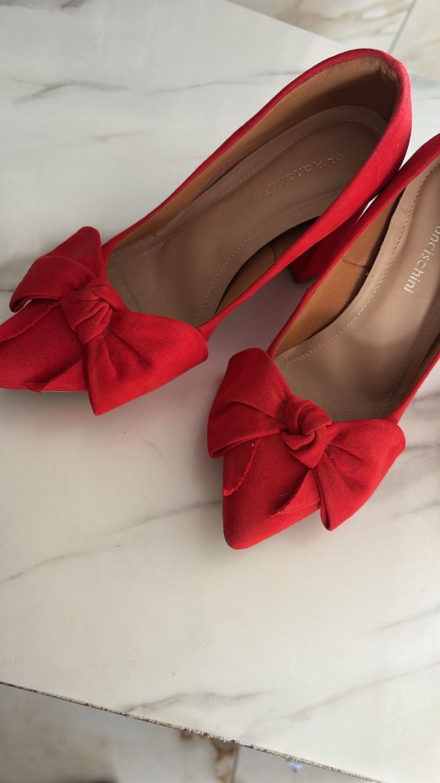 Scarpin vermelho veludo laço. Sem marcas de uso