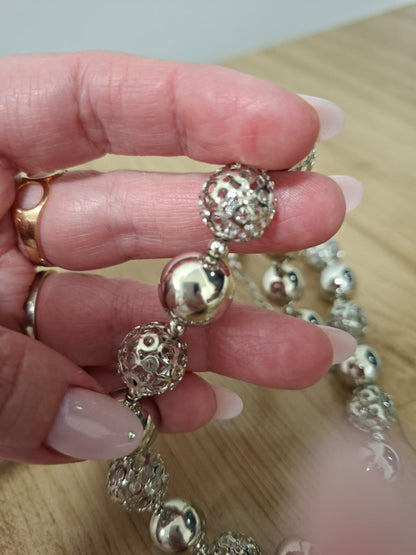 Conjunto colar prata com esferas fechadas e vazadas+ pulseira com mini esferas