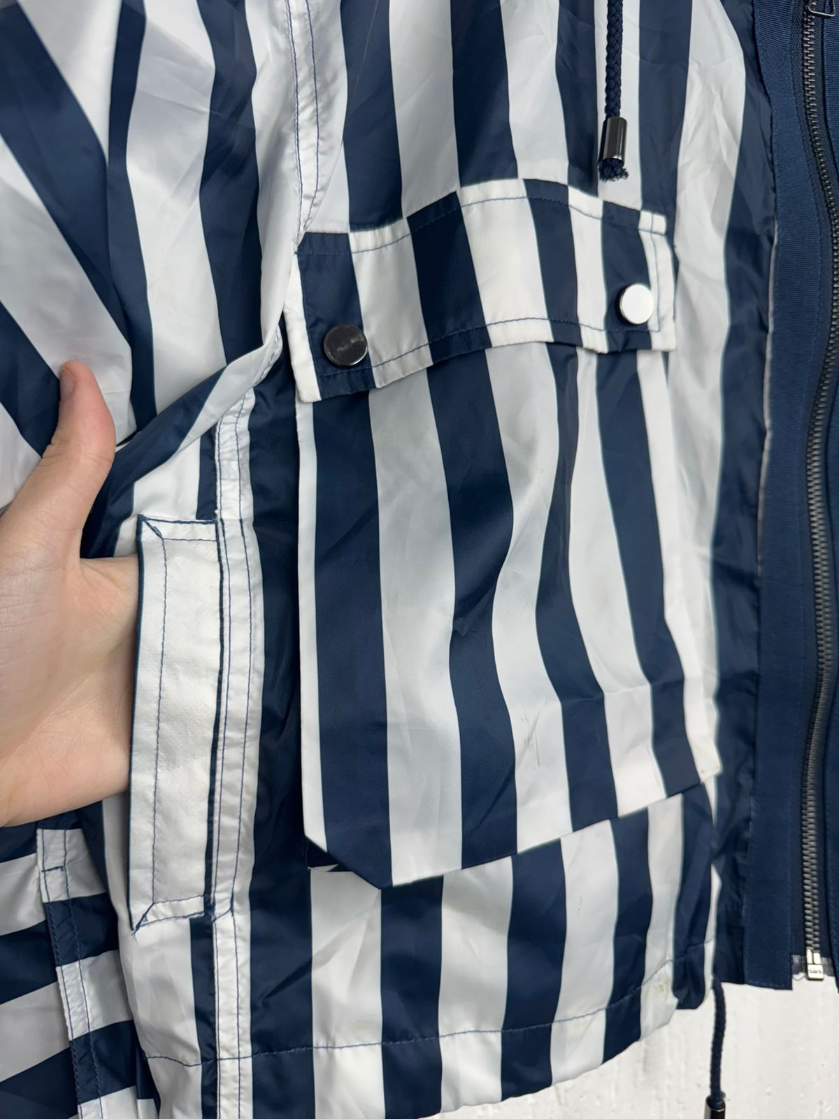 Jaqueta Corta-Vento Listrada com Capuz – Estilo Streetwear Tamanho GG