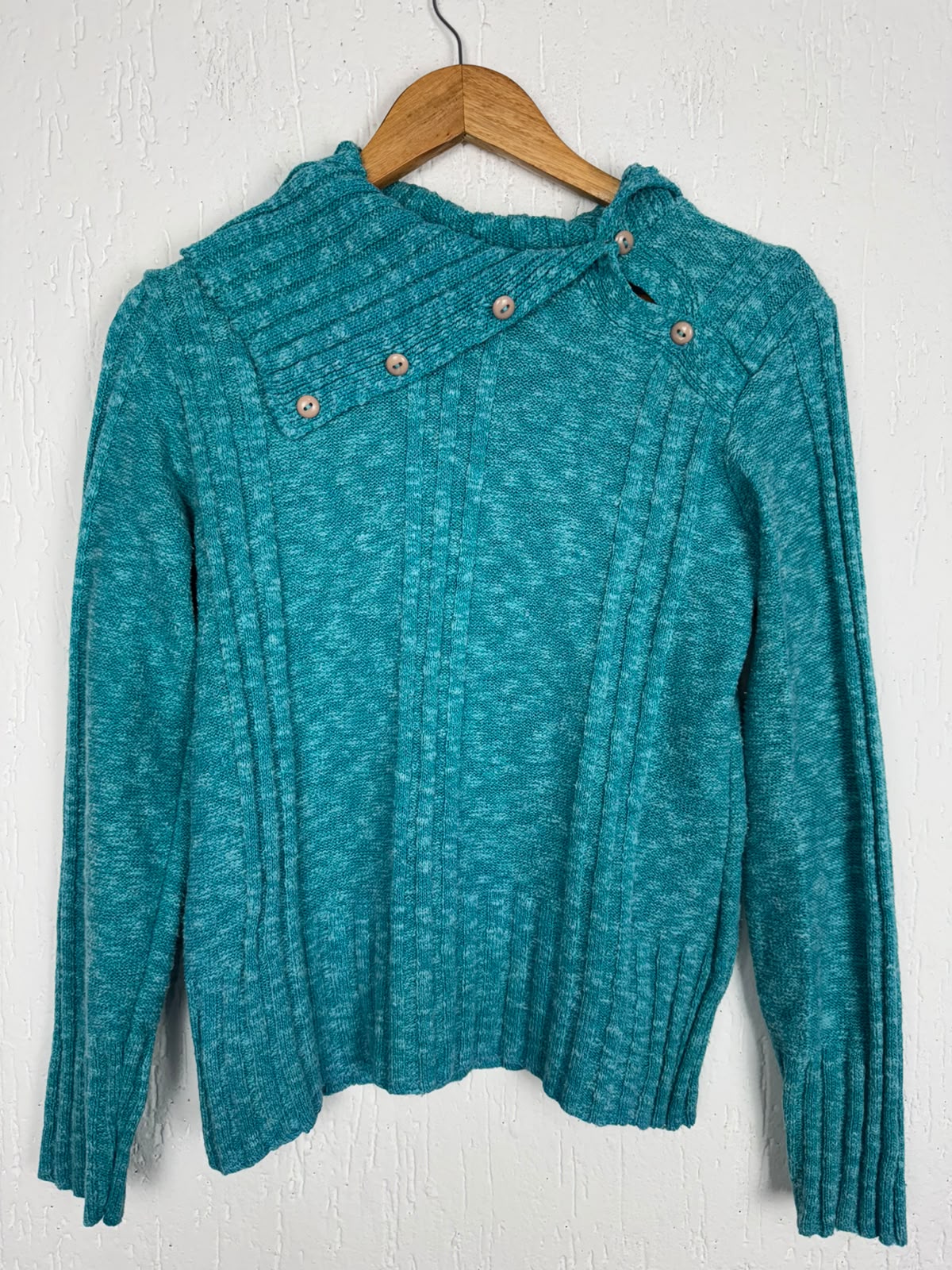 Blusa em Tricot Canelado com Gola Assimétrica e Botões – Verde Petróleo Tamanho M/G