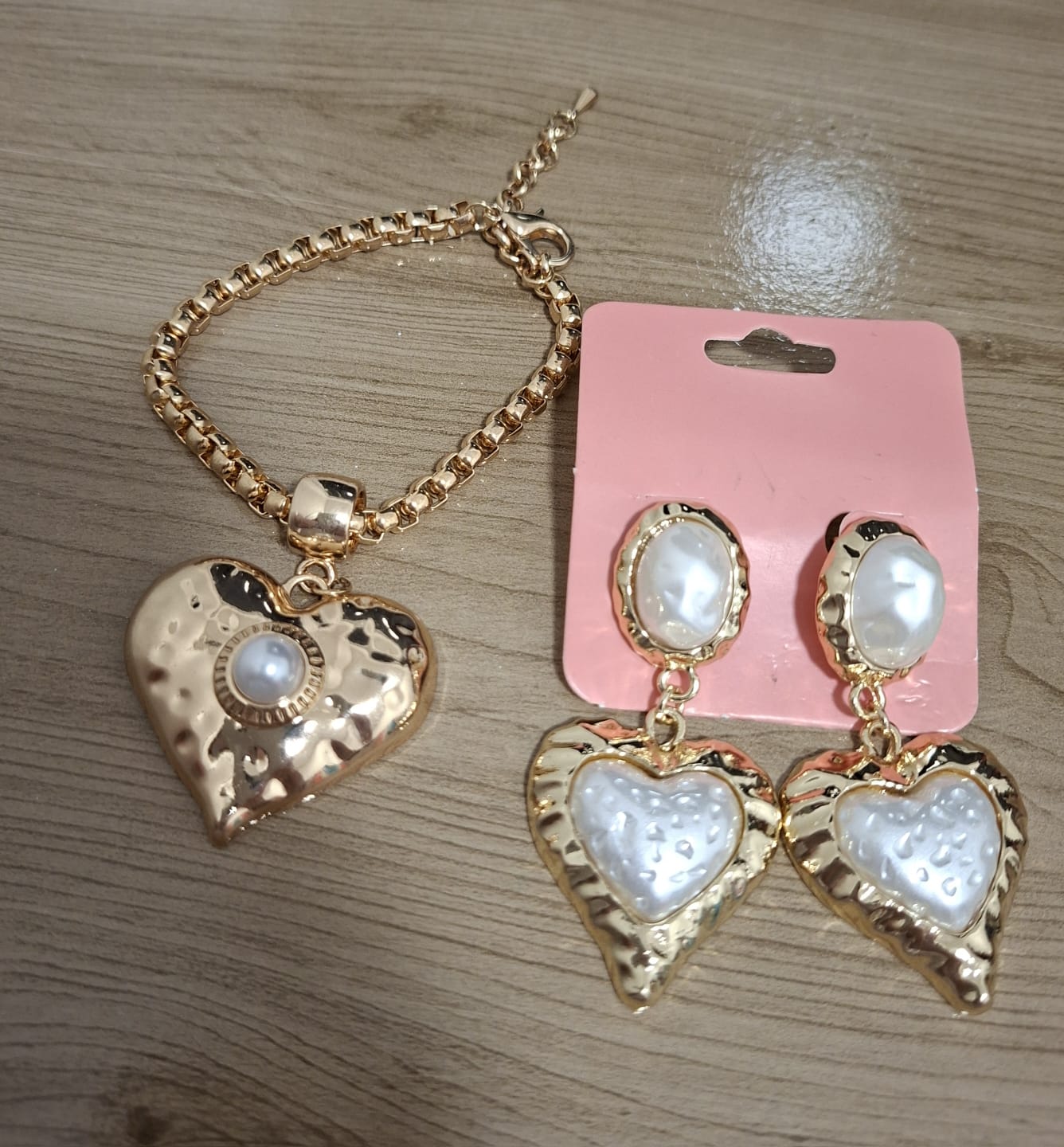 Conjunto de pulseira + brincos dourados banhados no verniz italiano com pérolas orgânicas, lindo e romântico!!!