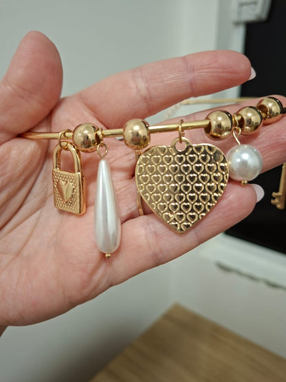 Conjunto choker dourada com pingentes maxi e pérolas orgânicas + brincos em formato de coração, lindíssimo, peças novas!!!
