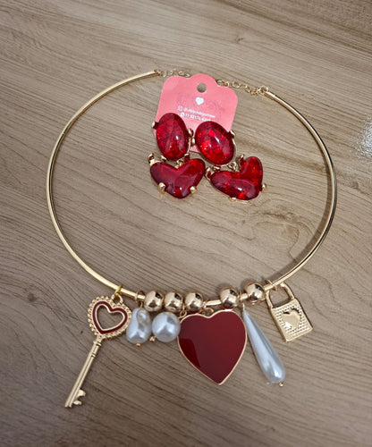 Conjunto choker dourada com pingentes maxi e pérolas orgânicas + brincos em formato de coração, lindíssimo, peças novas!!!