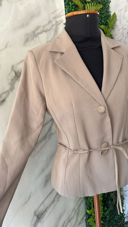 Blazer bege forrado com detalhes de amarrar curto