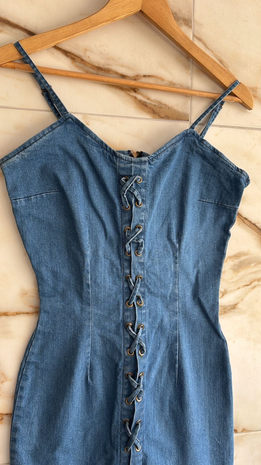 Vestido jeans vintage com amarração frente