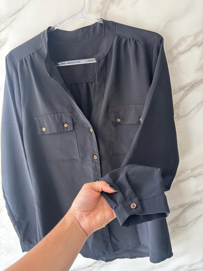 Camisa Social Preta com Botões Dourados e Bolsos Frontais – Manga Longa