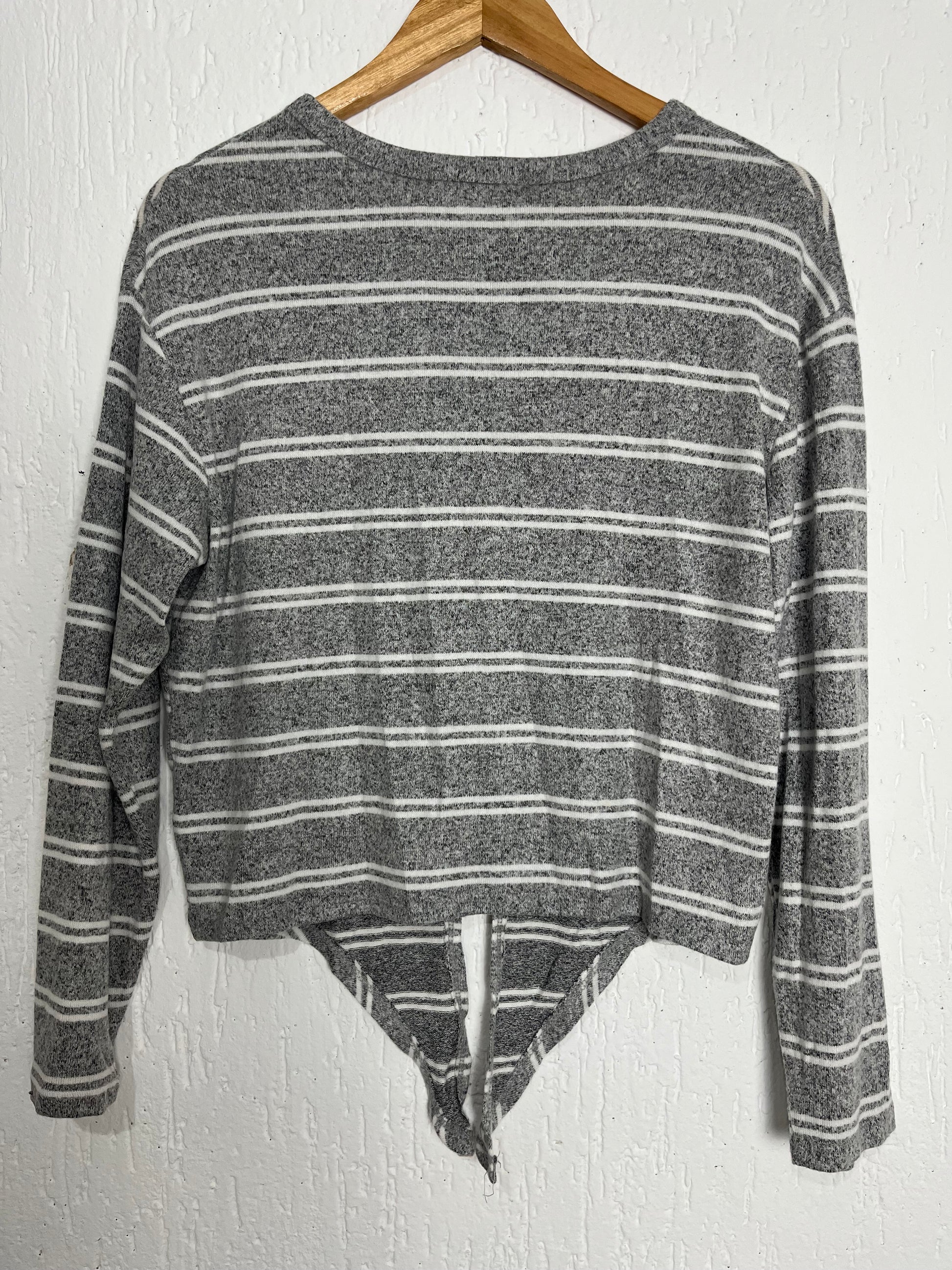 Blusa Manga Longa Listrada com Detalhe de Amarração