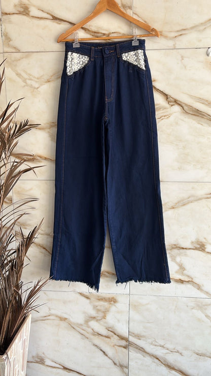 Calça jeans wide leg detalhes nos bolsos frontais