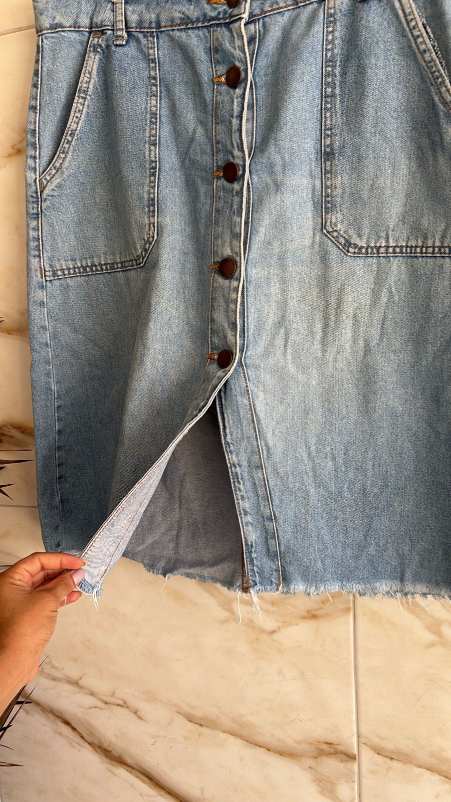 Saia mide jeans Marisa