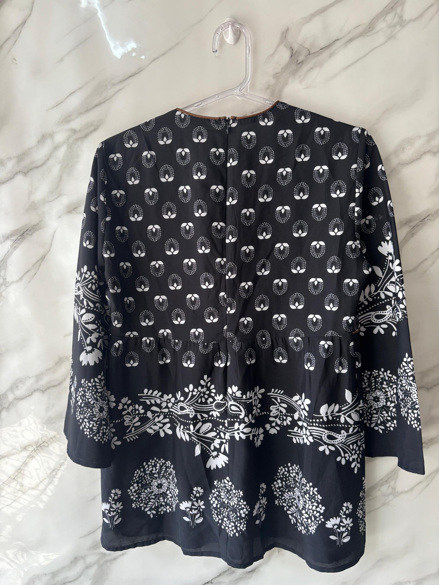 Bata Importada Preta Estampa Floral Branca – Detalhe Étnico com Bordado – Manga Longa