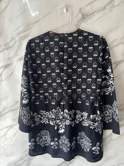 Bata Importada Preta Estampa Floral Branca – Detalhe Étnico com Bordado – Manga Longa