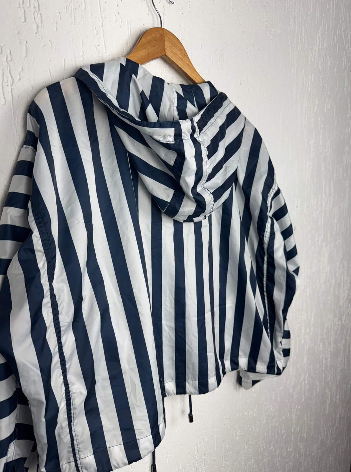 Jaqueta Corta-Vento Listrada com Capuz – Estilo Streetwear Tamanho GG